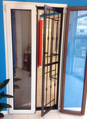 Grata di sicurezza apribile affiancata a una zanzariera e a un serramento