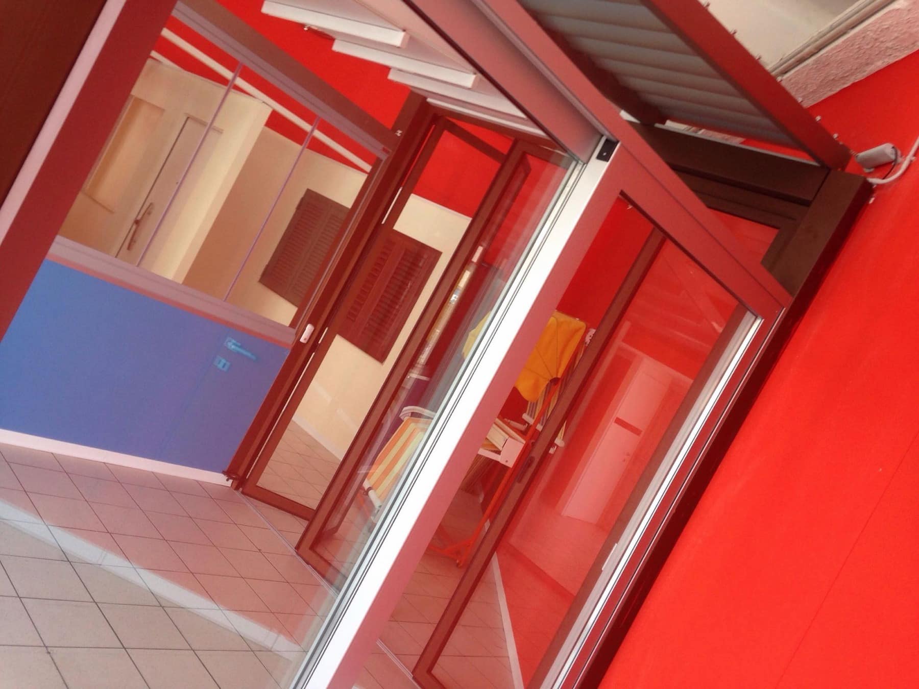Ingresso con porte e vetrate in alluminio verniciato