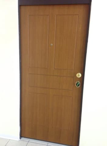 Porta blindata con pannello esterno effetto legno