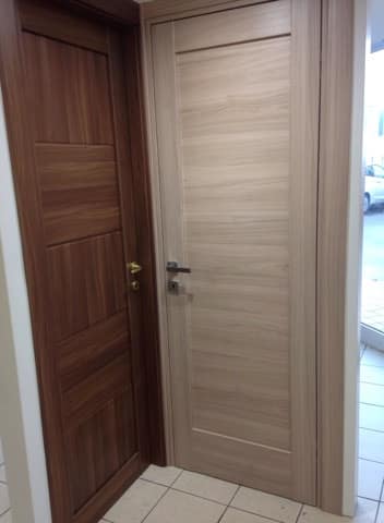 Due porte interne con finitura effetto legno affiancate