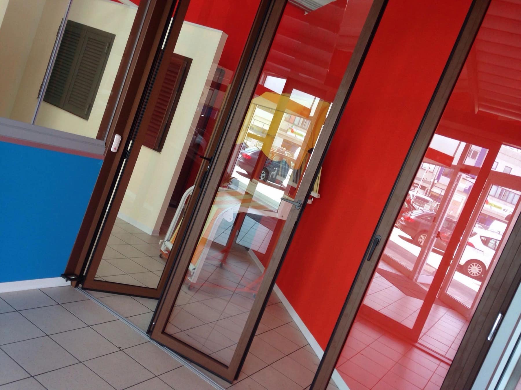Porte in alluminio e vetro che separano due ambienti interni