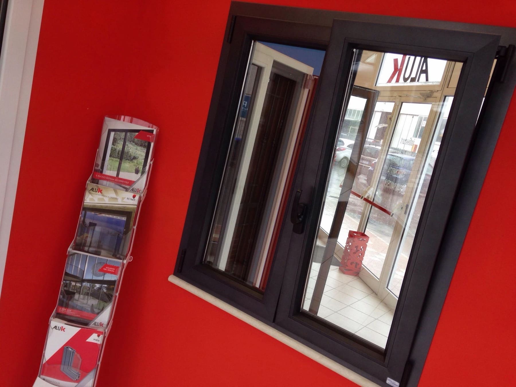 Finestra in PVC con profilo antracite esposta nello showroom Infiss.Art di Terni