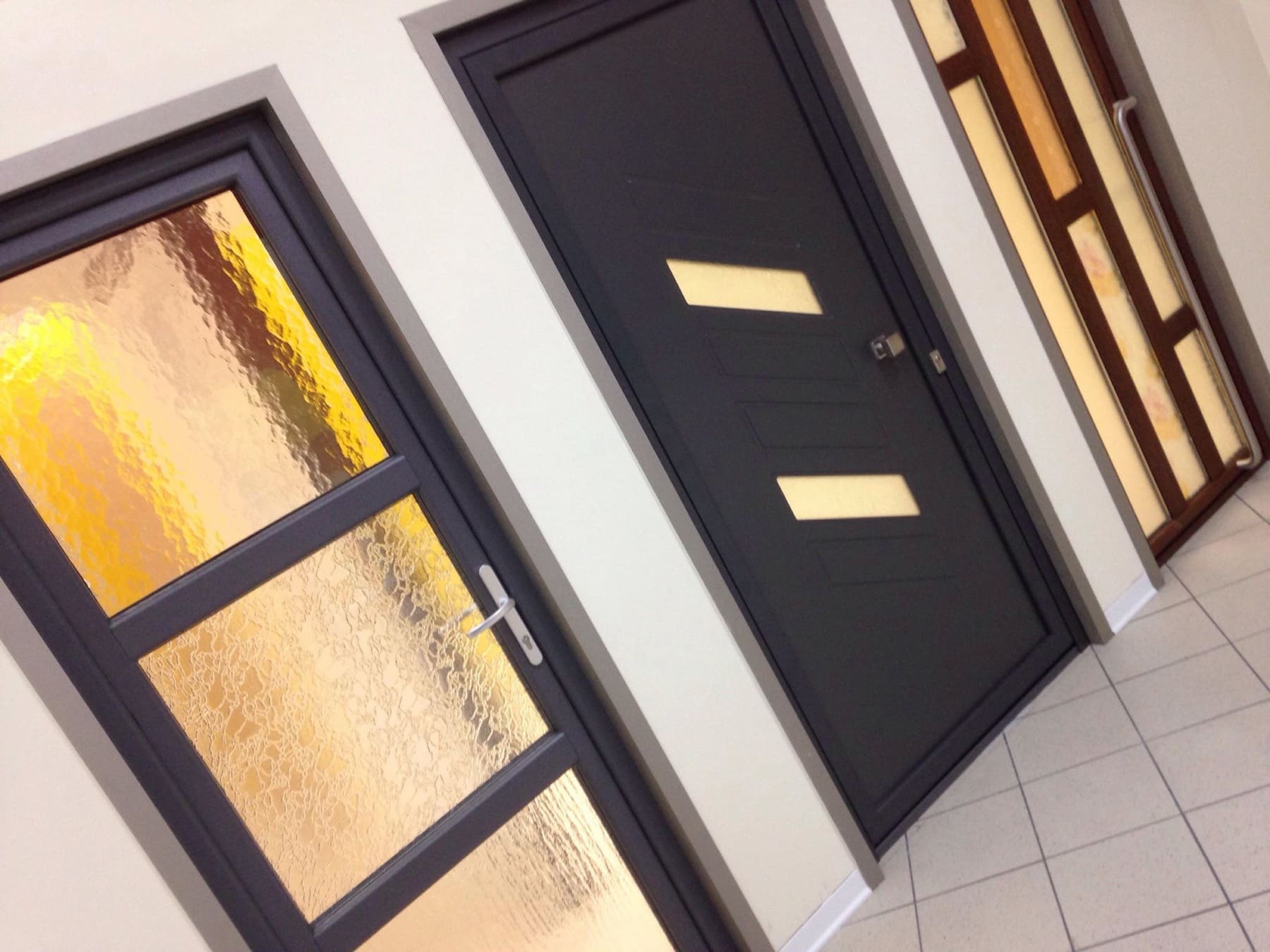 Portoncini d'ingresso e porte blindate esposti nello showroom Infiss.Art