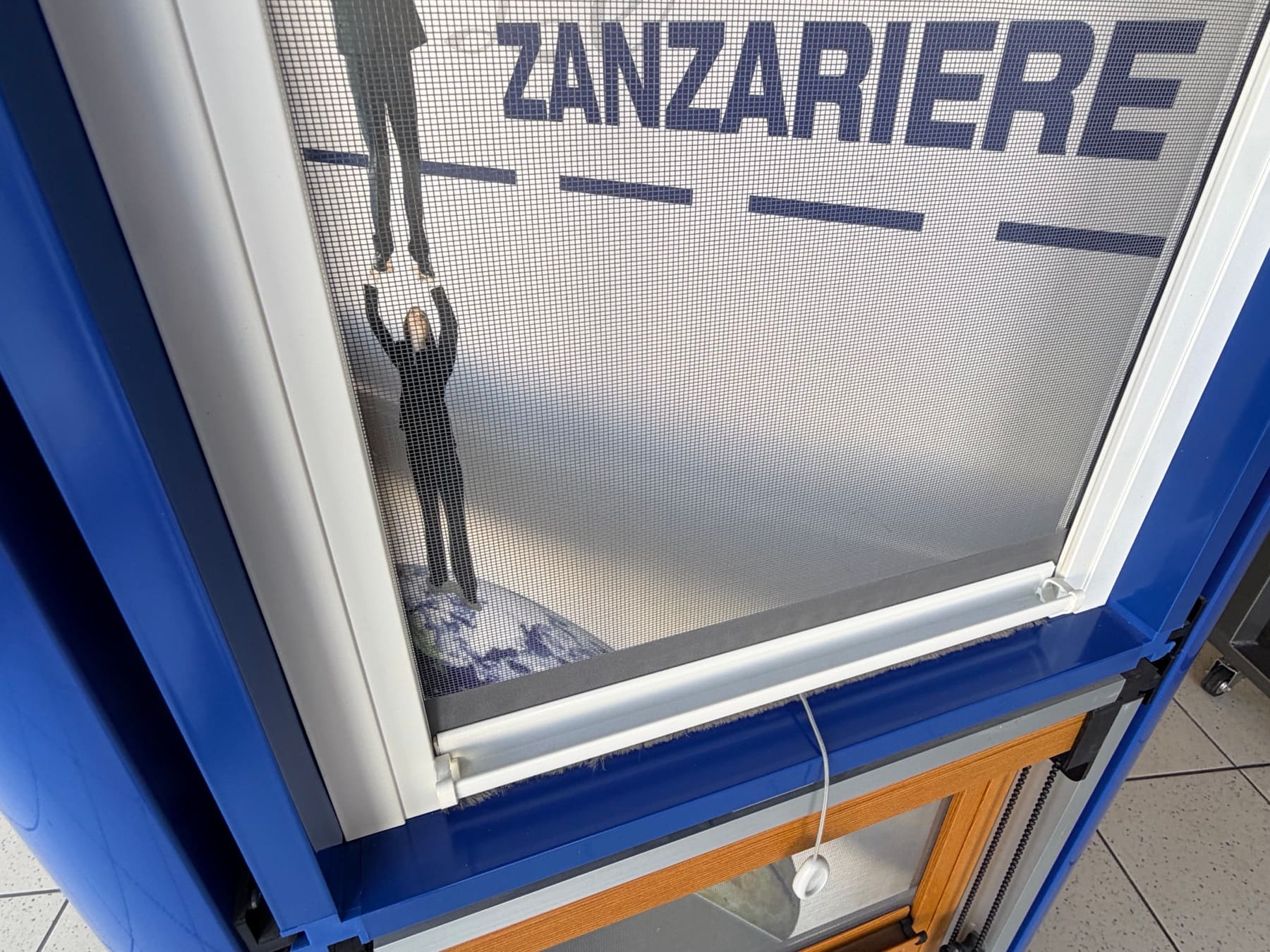 Zanzariera con rete e telaio in esposizione nello showroom Infiss.Art di Terni